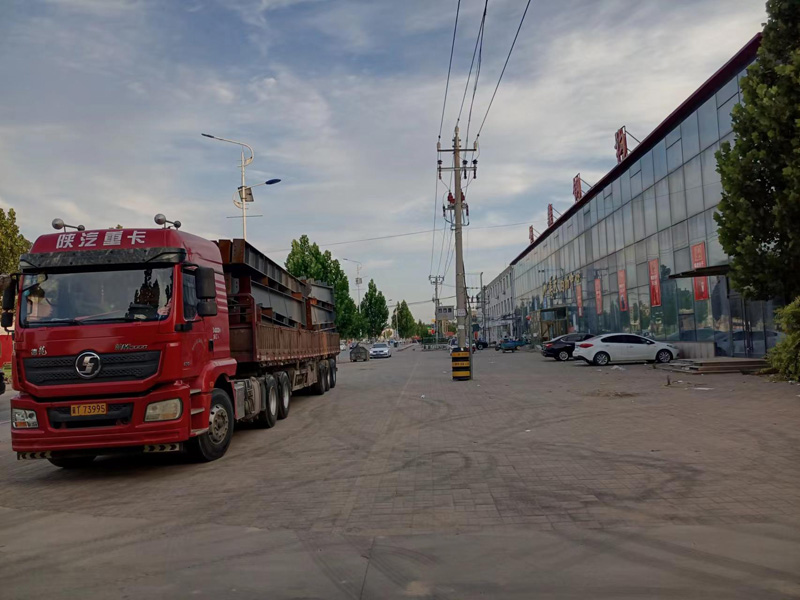 鋼構(gòu)件排隊等候出庫