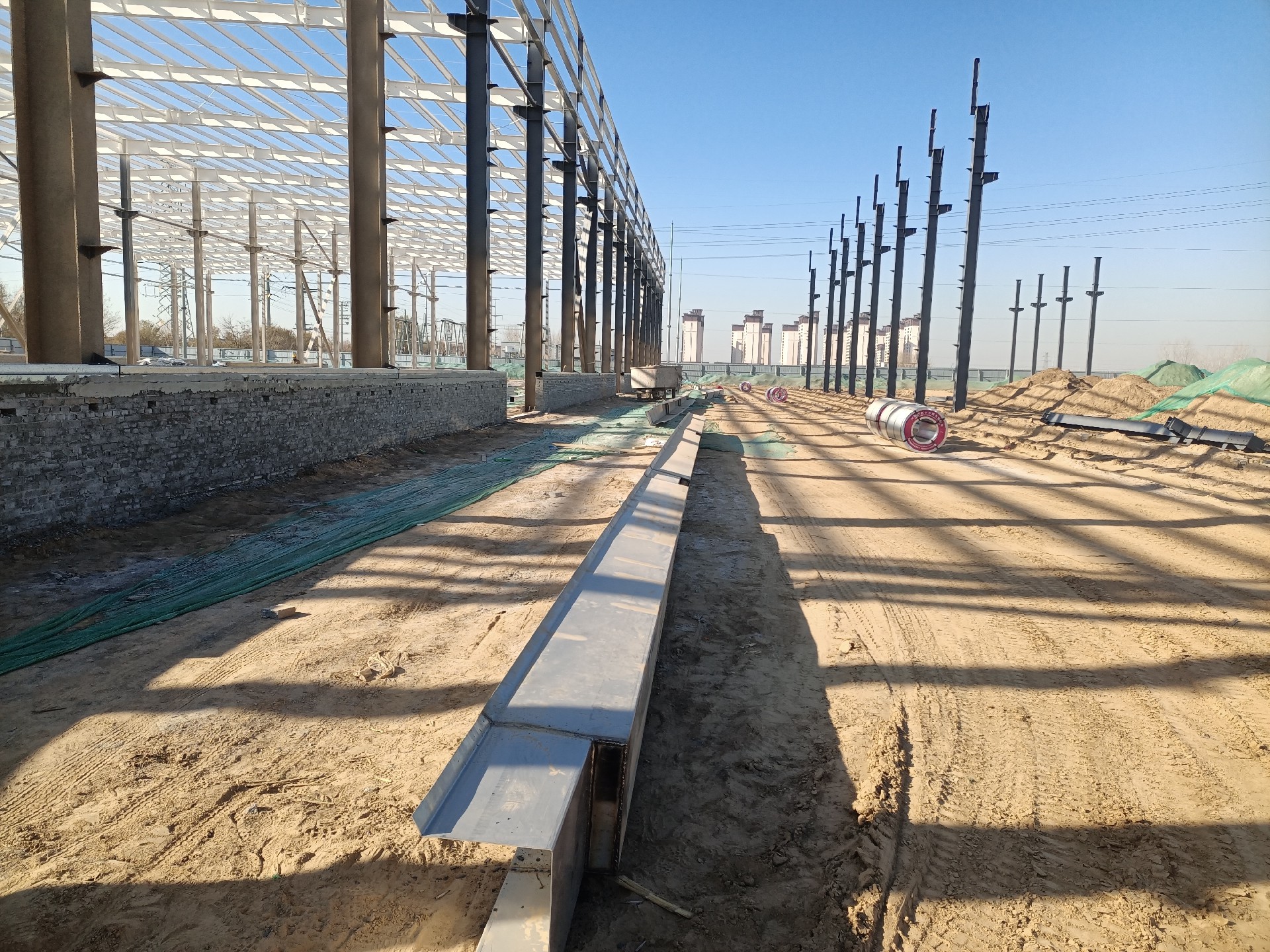 鋼結(jié)構(gòu)不銹鋼天溝，衡水鋼結(jié)構(gòu)廠家，衡水鋼結(jié)構(gòu)廠，衡水鋼結(jié)構(gòu)廠房，衡水廠房車間加工，金鼎鋼構(gòu)，衡水鋼結(jié)構(gòu)加工廠，金鼎鋼結(jié)構(gòu)，激光切割加工鋼結(jié)構(gòu)，機(jī)械手焊接鋼結(jié)構(gòu)