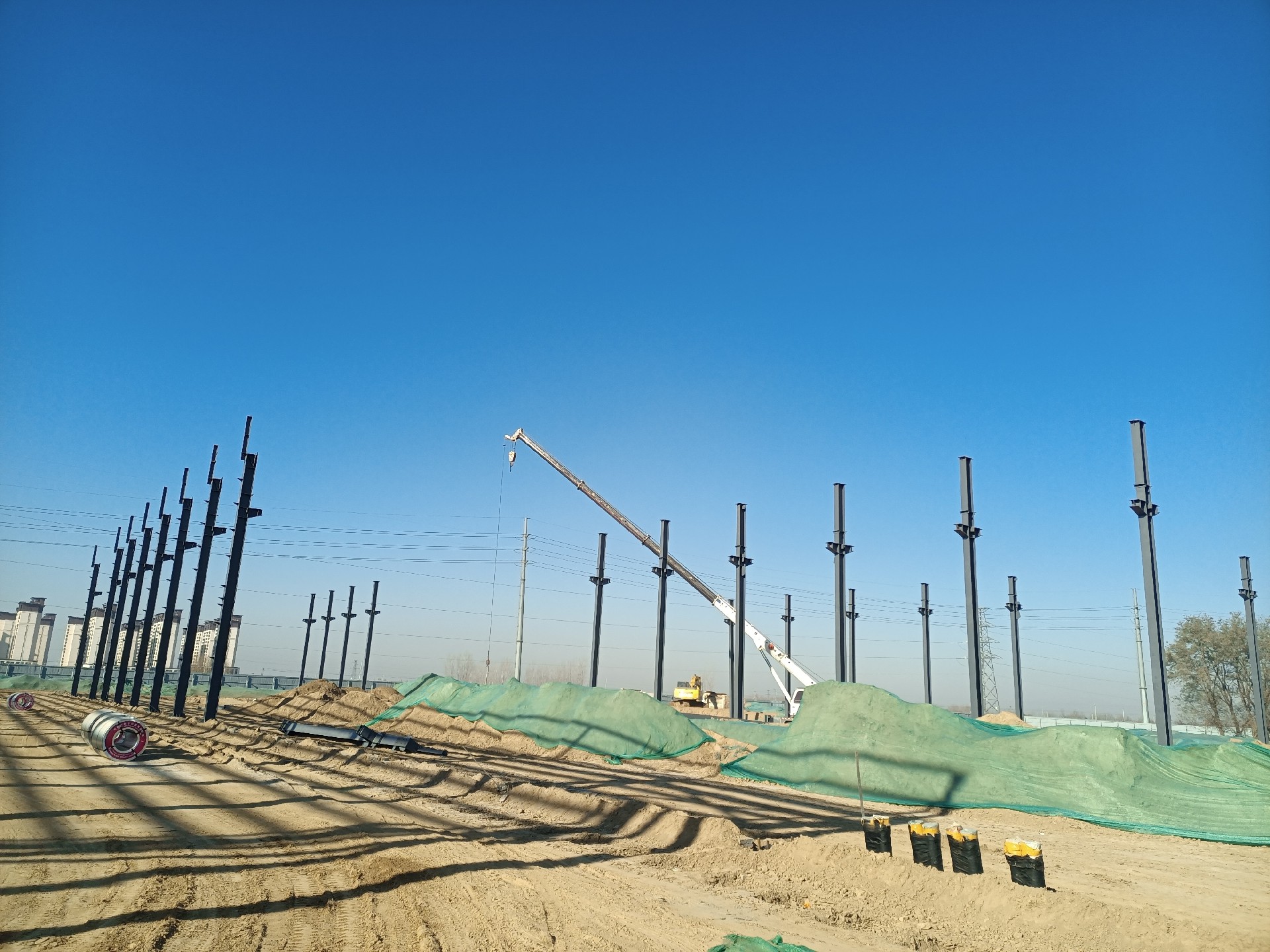 鋼結(jié)構(gòu)立柱施工，衡水鋼結(jié)構(gòu)廠家，衡水鋼結(jié)構(gòu)廠，衡水鋼結(jié)構(gòu)廠房，衡水廠房車間加工，金鼎鋼構(gòu)，衡水鋼結(jié)構(gòu)加工廠，金鼎鋼結(jié)構(gòu)，激光切割加工鋼結(jié)構(gòu)，機(jī)械手焊接鋼結(jié)構(gòu)