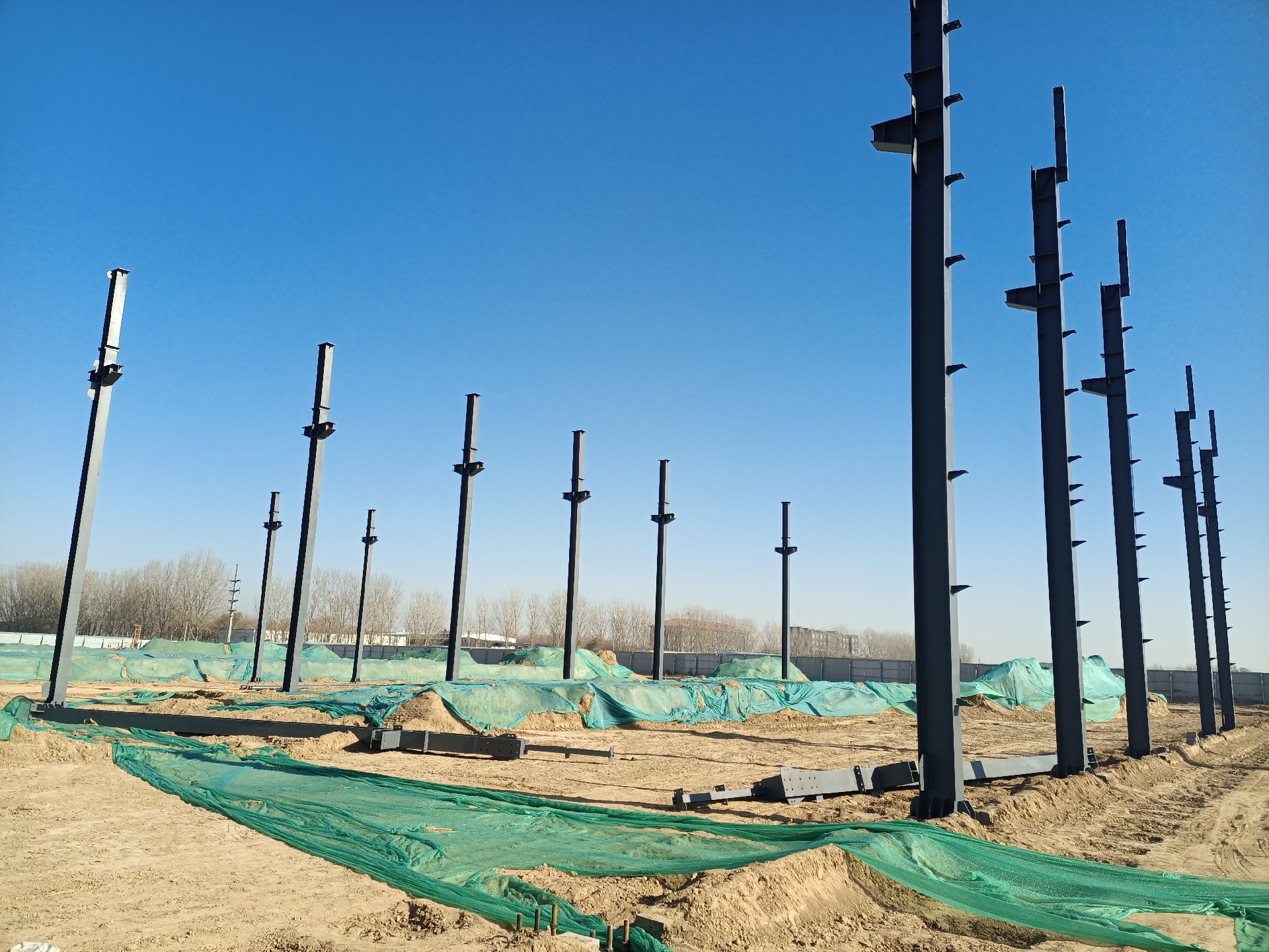 鋼結(jié)構(gòu)立柱施工，衡水鋼結(jié)構(gòu)廠家，衡水鋼結(jié)構(gòu)廠，衡水鋼結(jié)構(gòu)廠房，衡水廠房車間加工，金鼎鋼構(gòu)，衡水鋼結(jié)構(gòu)加工廠，金鼎鋼結(jié)構(gòu)，激光切割加工鋼結(jié)構(gòu)，機(jī)械手焊接鋼結(jié)構(gòu)