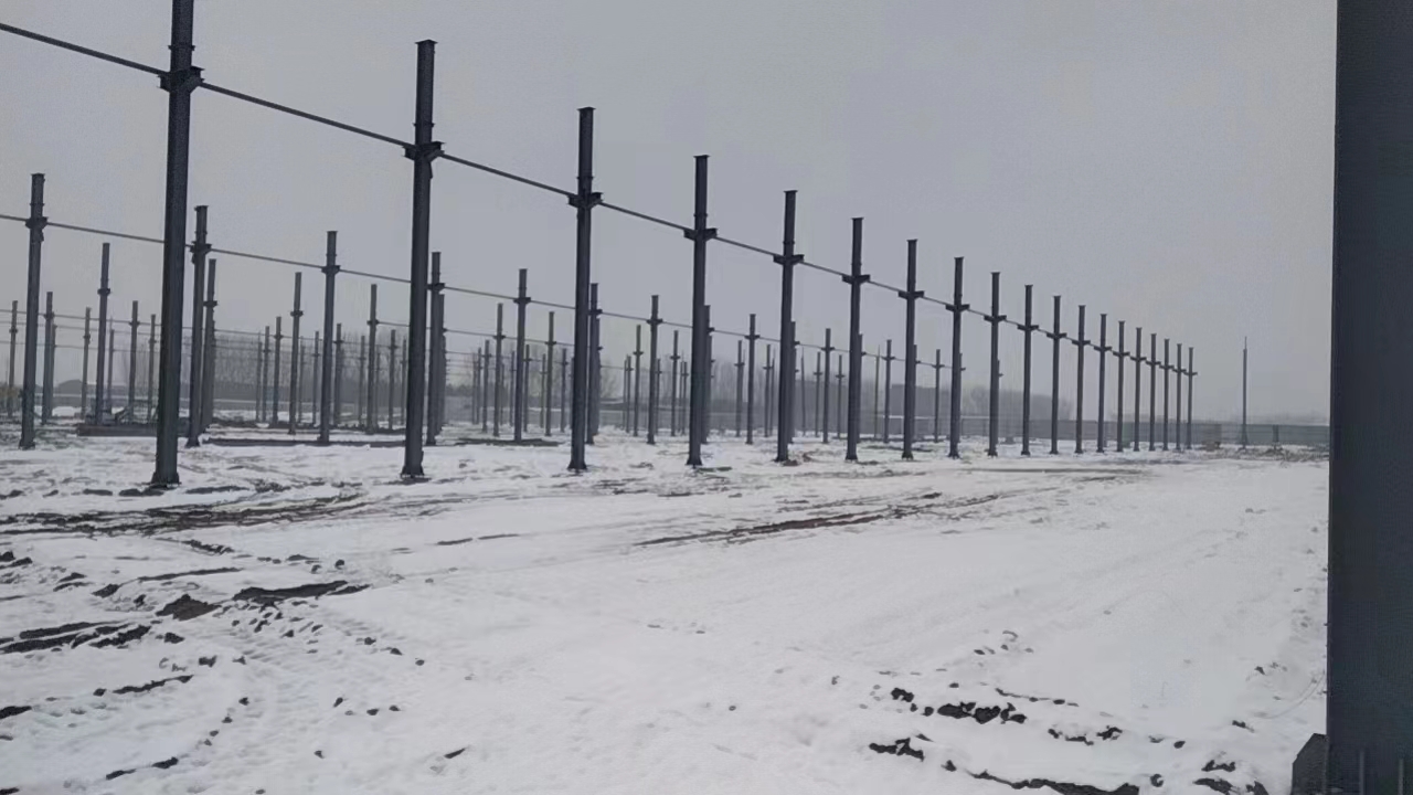 衡水鋼結(jié)構(gòu),衡水鋼結(jié)構(gòu)廠,衡水鋼結(jié)構(gòu)廠房,衡水鋼結(jié)構(gòu)廠家，衡水廠房車間加工，衡水鋼結(jié)構(gòu)--金鼎鋼構(gòu)廠雪景工地