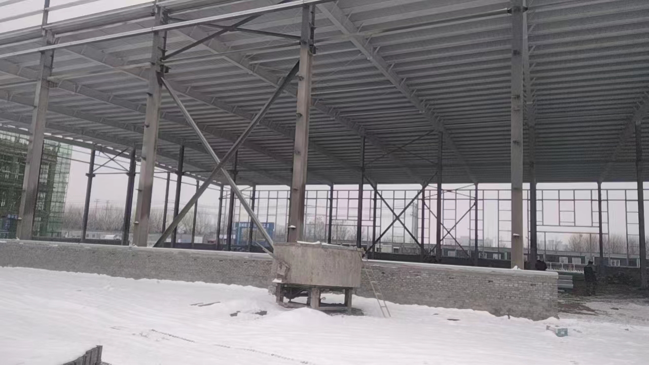 衡水鋼結(jié)構(gòu),衡水鋼結(jié)構(gòu)廠,衡水鋼結(jié)構(gòu)廠房,衡水鋼結(jié)構(gòu)廠家，衡水廠房車間加工，衡水鋼結(jié)構(gòu)--金鼎鋼構(gòu)廠雪景工地