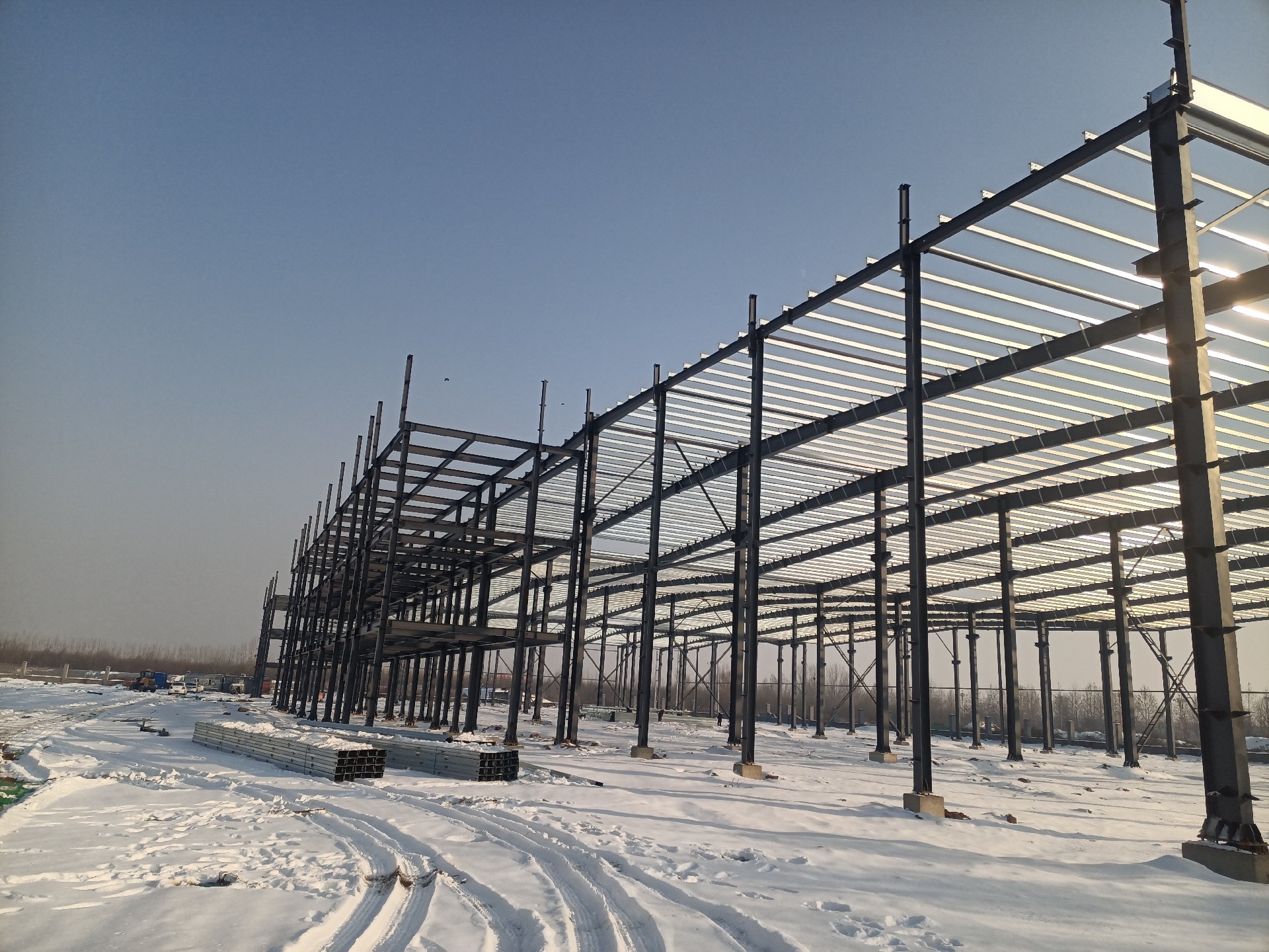鋼結(jié)構(gòu)，鋼結(jié)構(gòu)工程，衡水鋼結(jié)構(gòu)廠家，鋼結(jié)構(gòu)加工廠，鋼結(jié)構(gòu)車間，金鼎鋼構(gòu)，雪地里的工地