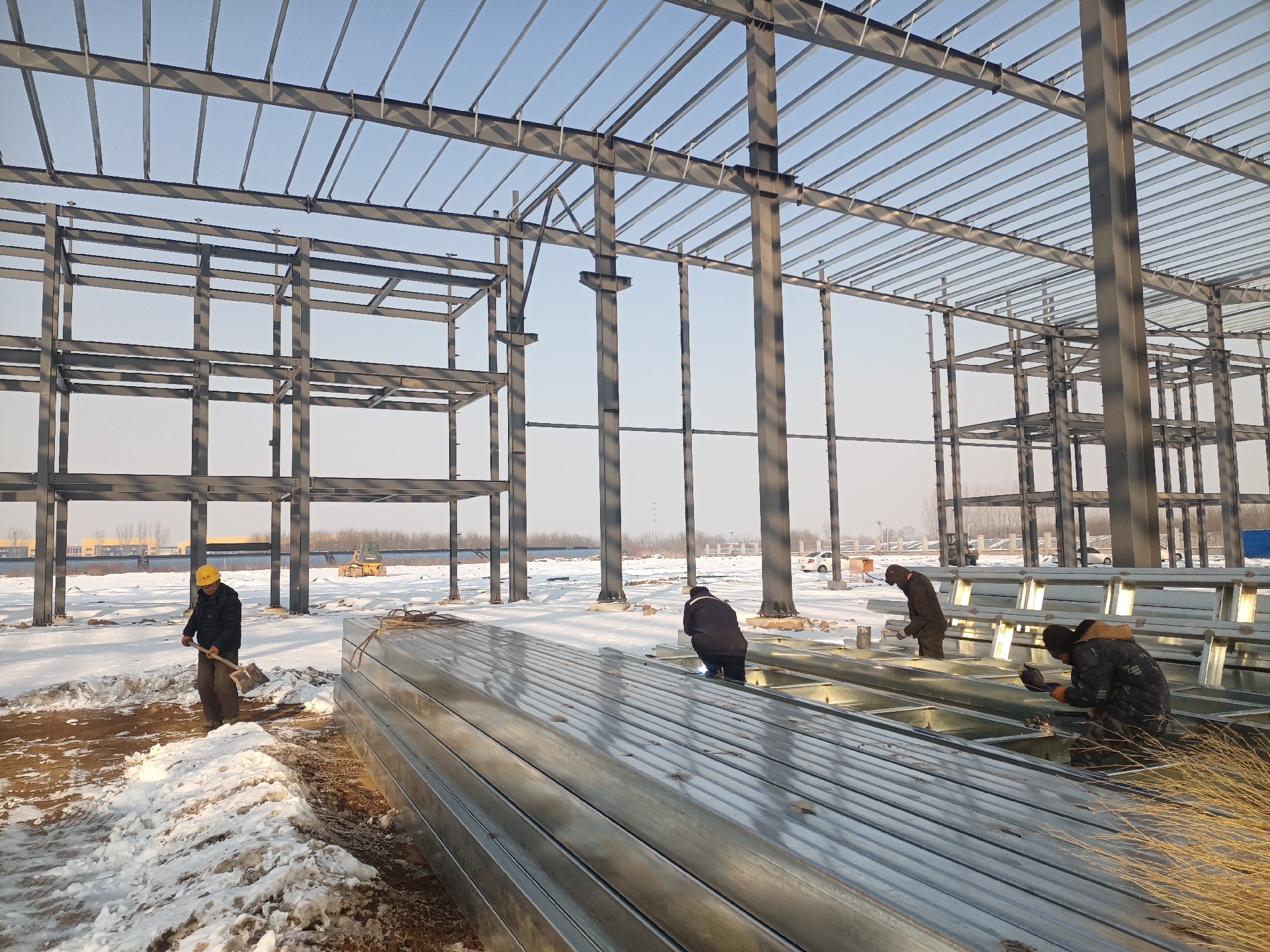 衡水鋼結(jié)構(gòu)，鋼結(jié)構(gòu)加工廠，鋼結(jié)構(gòu)廠家，鋼結(jié)構(gòu)廠房，金鼎鋼構(gòu)，雪地工地，焊窗口