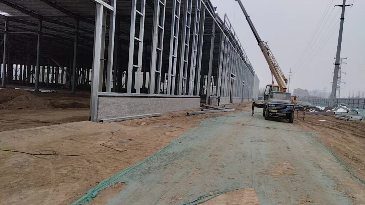 衡水鋼結(jié)構(gòu)廠家 鋼結(jié)構(gòu)加工安裝  廠房窗口吊裝完成 裝女兒墻檁條