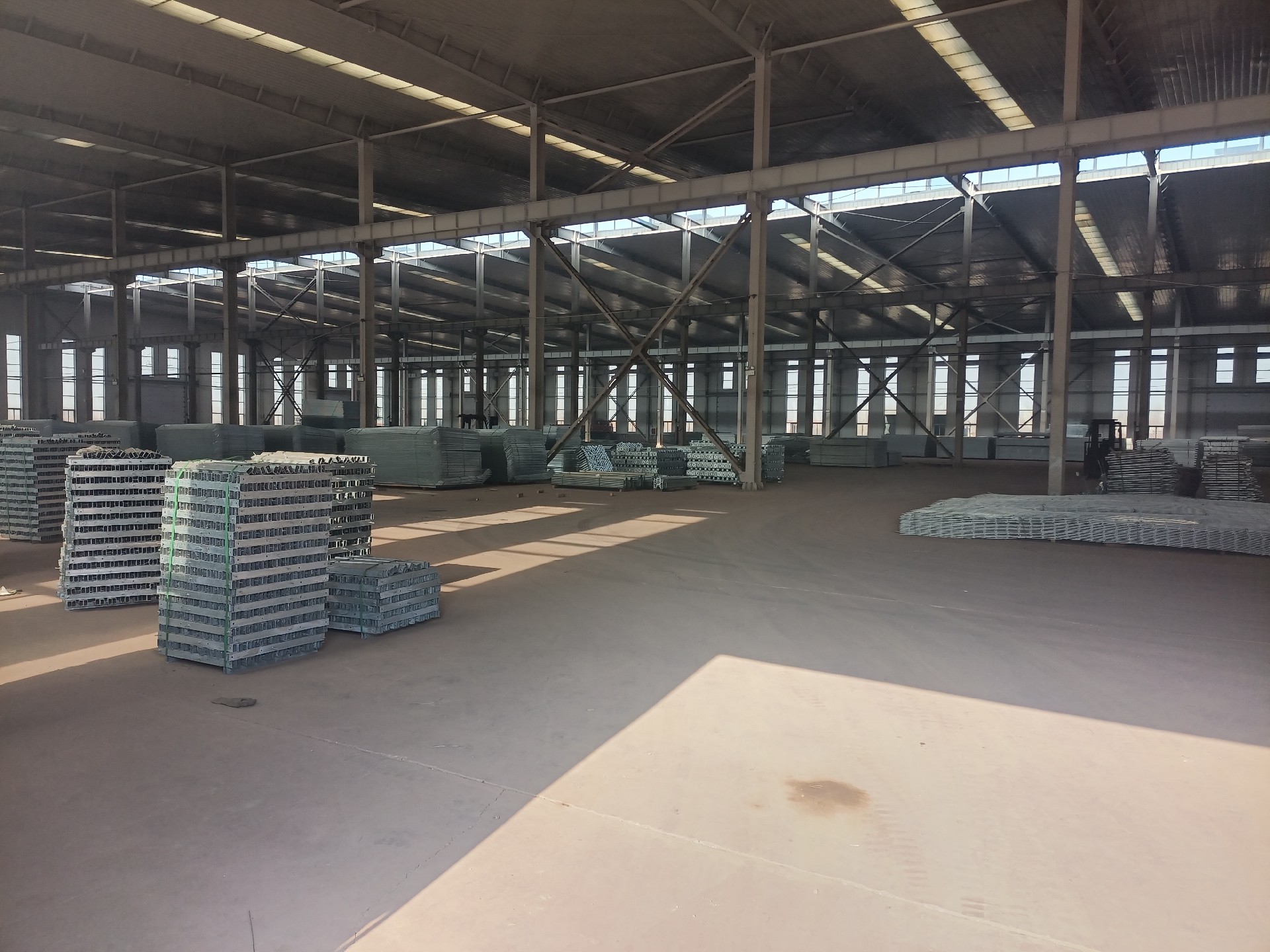 絲網(wǎng)車(chē)間內(nèi)景  鋼結(jié)構(gòu)廠房投入使用   廠房?jī)?nèi)效果  鋼結(jié)構(gòu)廠房?jī)?nèi)部 .jpg