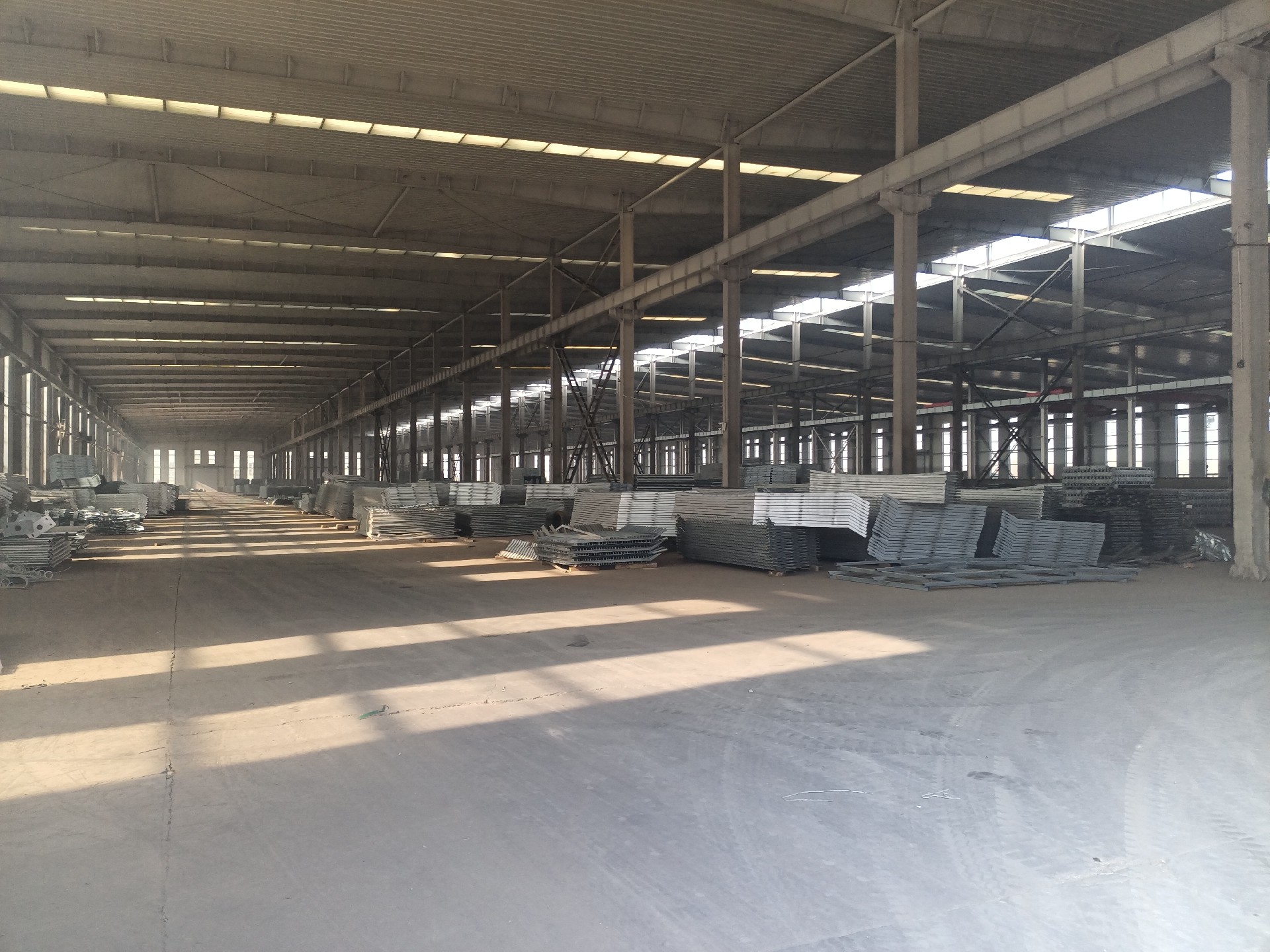 鋼結(jié)構(gòu)廠房  大跨度鋼結(jié)構(gòu)廠房 鋼結(jié)構(gòu)廠房?jī)?nèi) 車(chē)間內(nèi)景 衡水鋼結(jié)構(gòu)廠房 衡水鋼結(jié)構(gòu).jpg