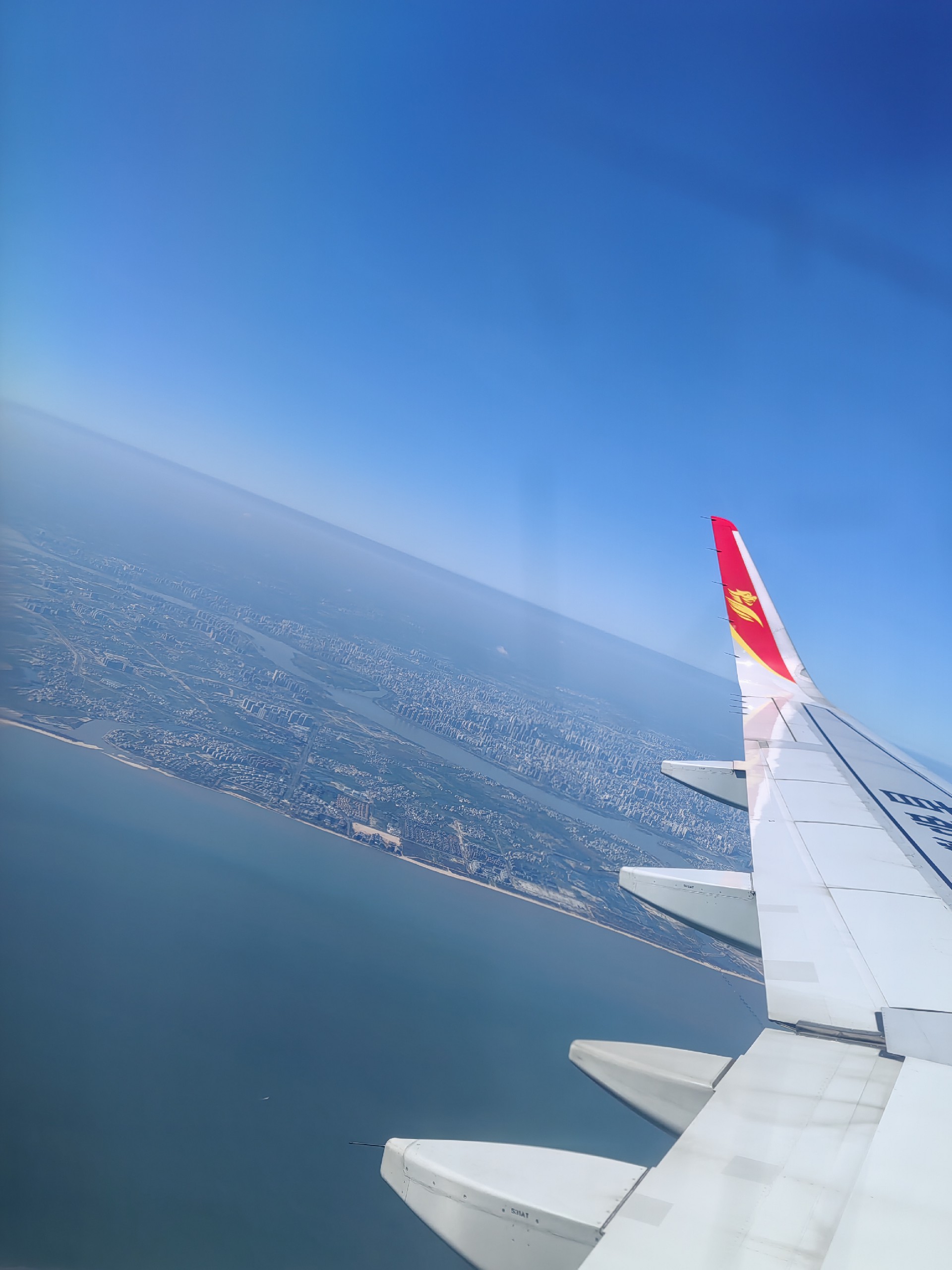 廠房鋼構(gòu)**廠家 鋼構(gòu)工程人俯瞰海南?？?jpg